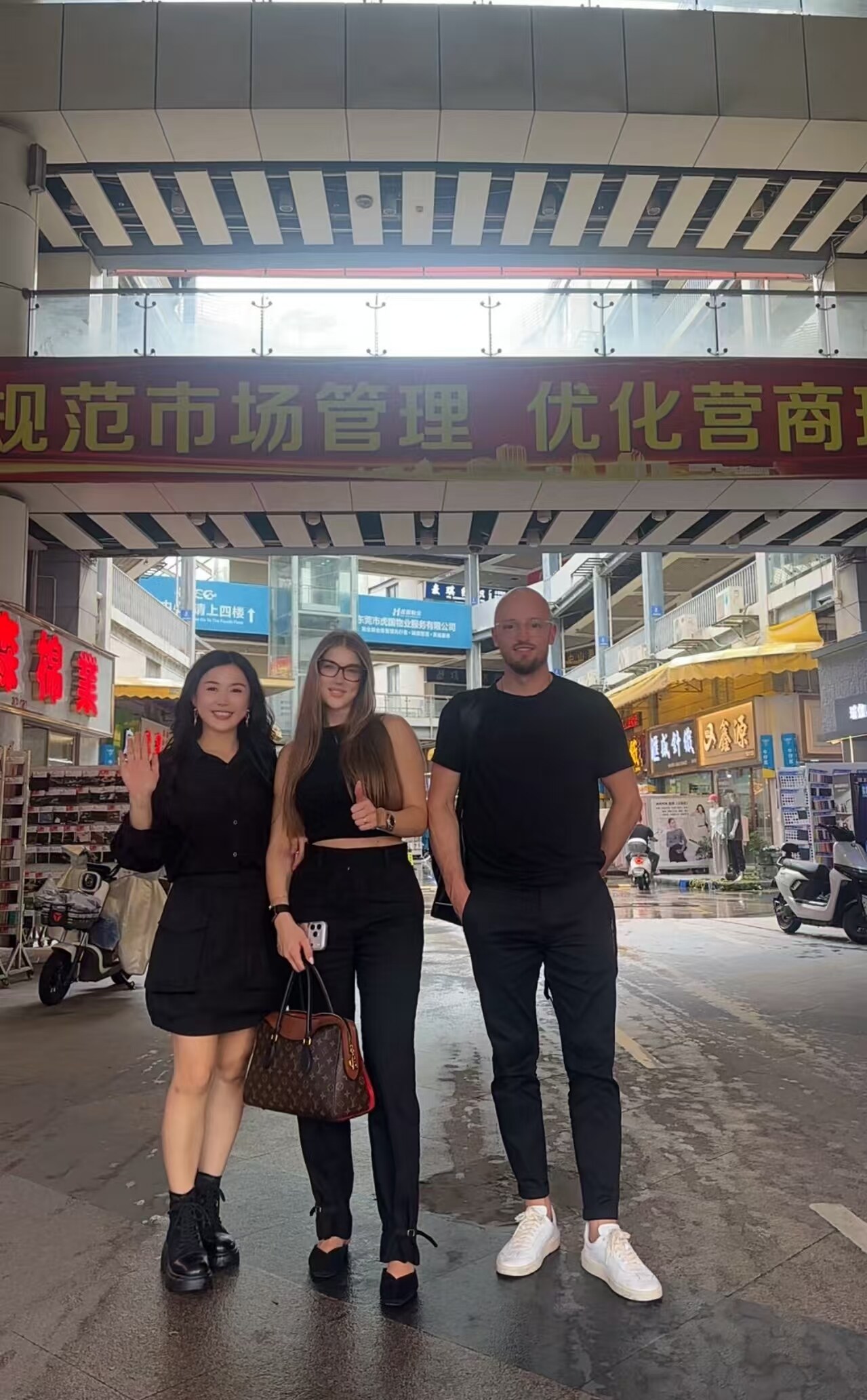 Guiding an Overseas Buying Team Through the Guangzhou Wholesale Market